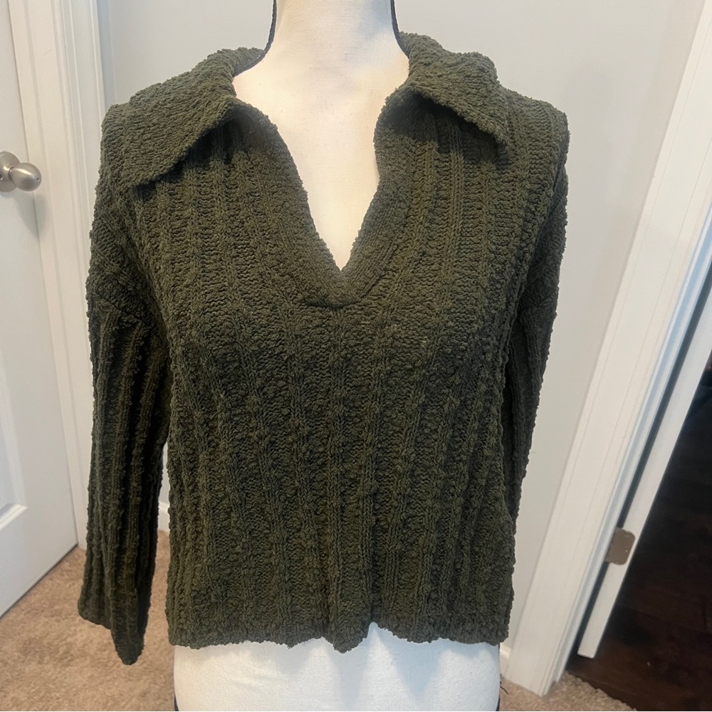 Elegant Olive V-Neck Sweater for Women nwot